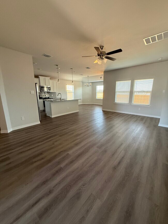 Foto del edificio - 4830 Hawkins Dr