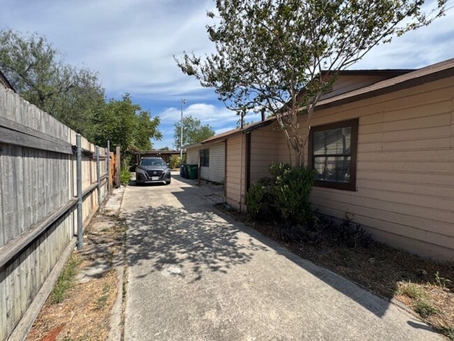Building Photo - Nicely Remodeled Southside San Antonio Hom...