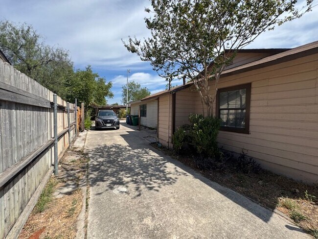 Foto del edificio - Nicely Remodeled Southside San Antonio Hom...
