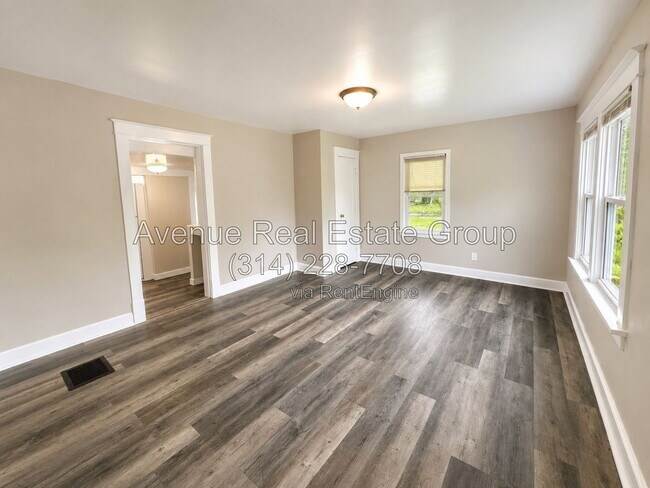 Foto del edificio - 8011 Ellerton Ave