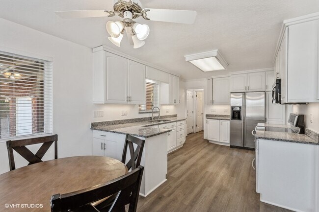 Building Photo - 413 3200 S