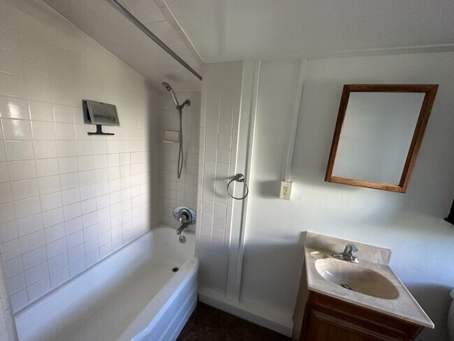 Building Photo - 1 Bed and 1 Bath Available! Located in dow...
