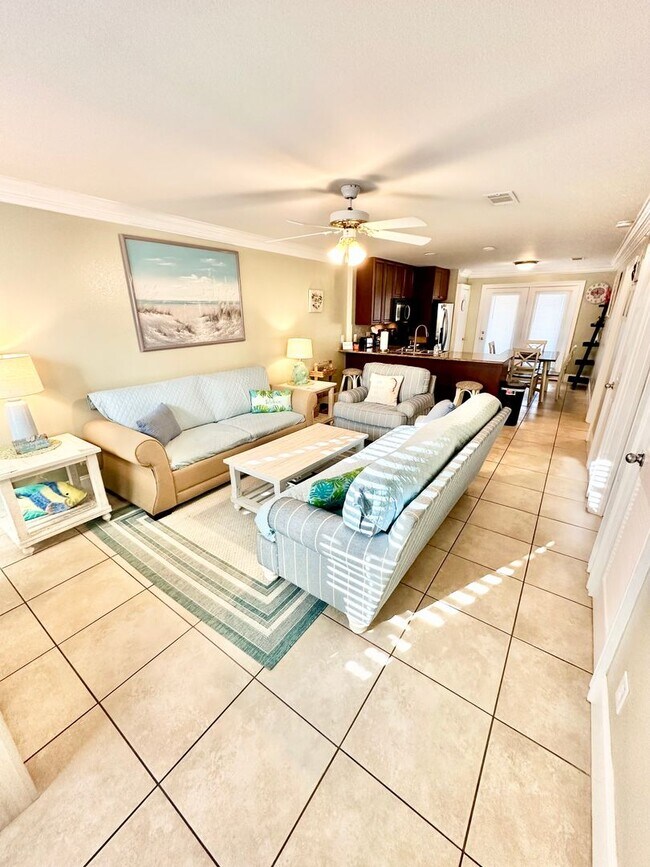 Foto del edificio - Furnished 2 bedroom condo 1 block from the beach w/ community pool!