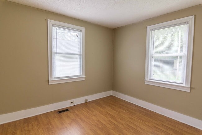 Building Photo - 2 Bedroom 1 Bathroom Home Conveniently Loc...