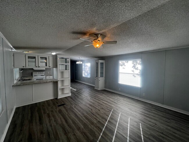 Building Photo - 3/2 Mobile Home with a Double Carport in C...