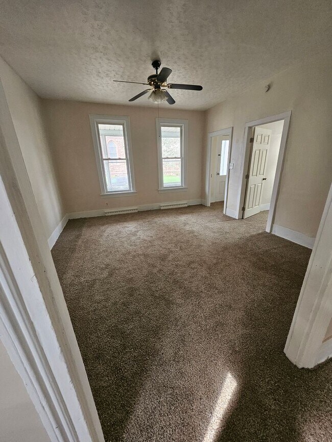 Building Photo - 4 bedroom single family home