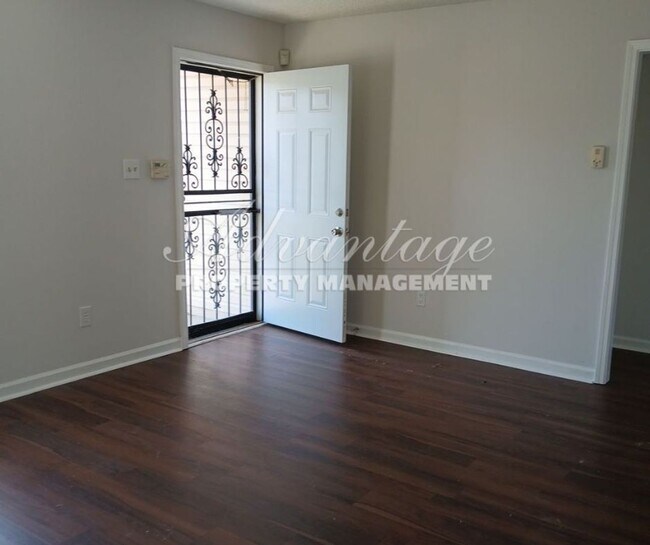 Building Photo - Cute 3 bedroom 2 bathroom home in Frayser ...