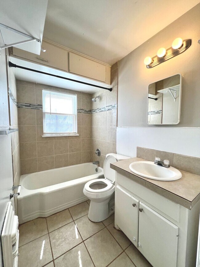 Building Photo - Cute 2 Bedroom Located Across From Element...