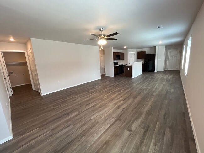 Building Photo - *Pre-leasing* NEWER Three Bedroom | Two Ba...