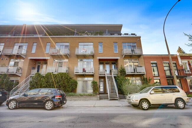 Building Photo - 2225 Boul De Maisonneuve E