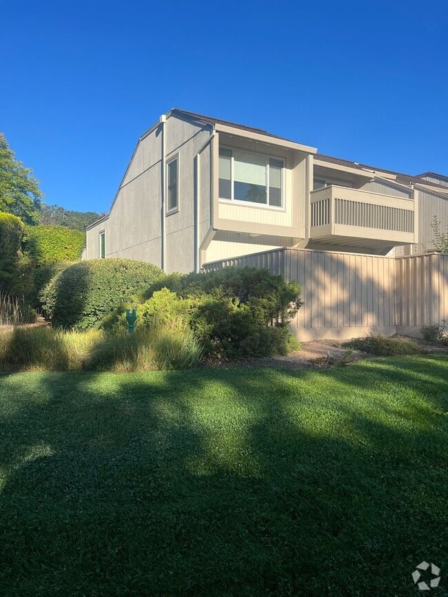 Building Photo - 2070 Knolls Dr