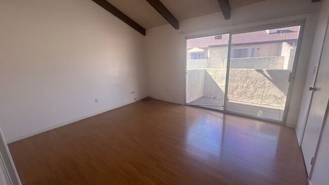 Building Photo - Spacious 3 Bedroom Condo for Rent in Colton