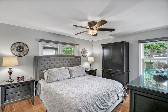 Foto del edificio - 8116 Meadow Ln