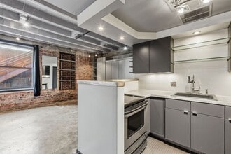 Building Photo - 312 S 16th St