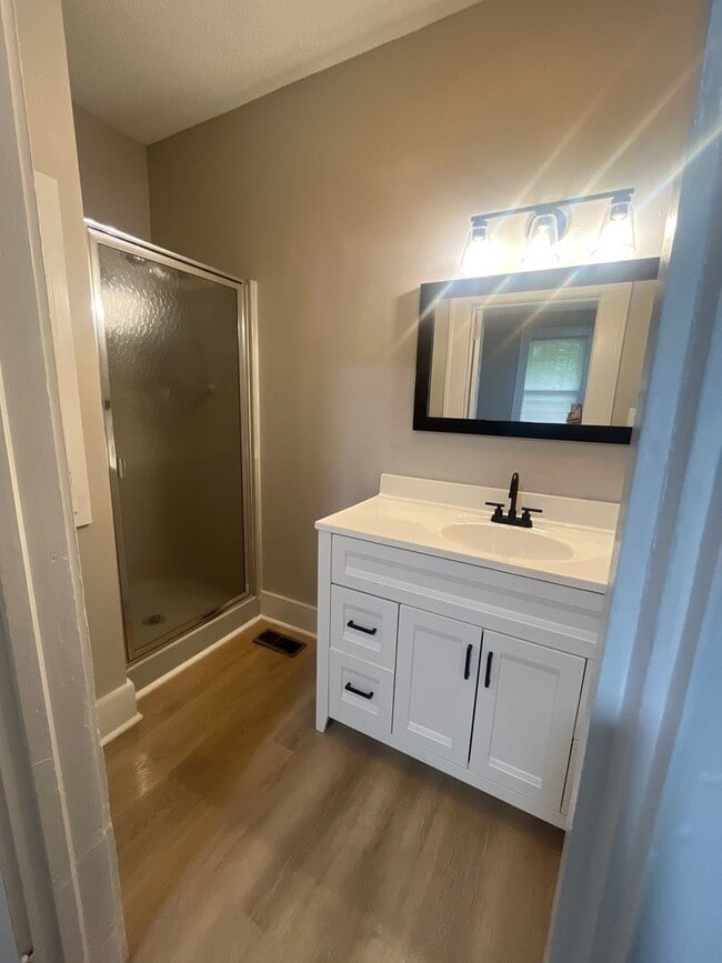 Building Photo - 3 Bedrooms