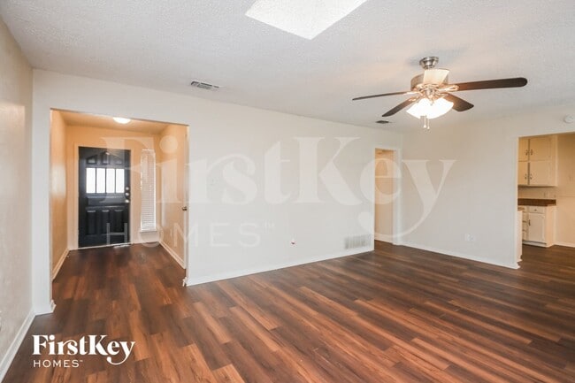 Foto del edificio - 8513 Crestview Dr