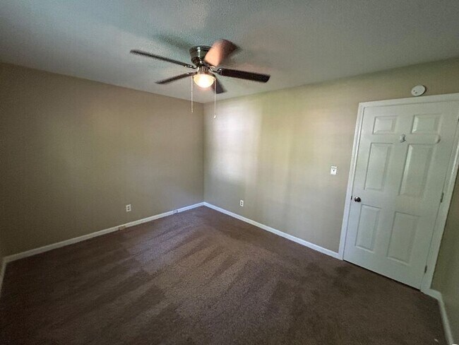 Building Photo - 6881 Briarwood Dr