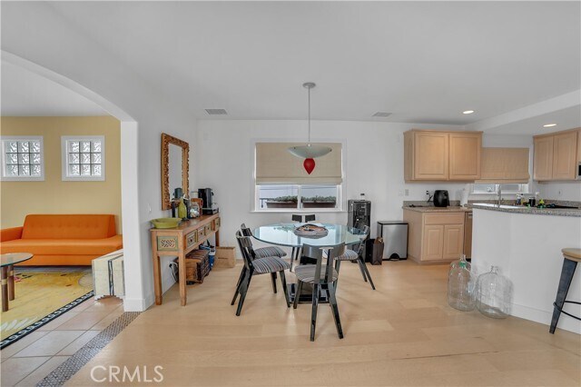 Building Photo - 506 Dahlia Ave
