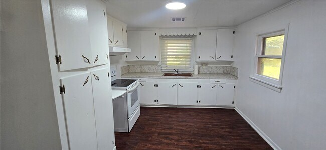 Foto del edificio - 2266 Young Rd