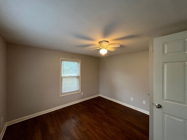 Building Photo - Cute 2 Bedroom / 1 Bath Home - Large yard ...