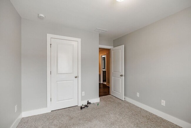 Building Photo - Townhome Available Now in the Towns of Aub...