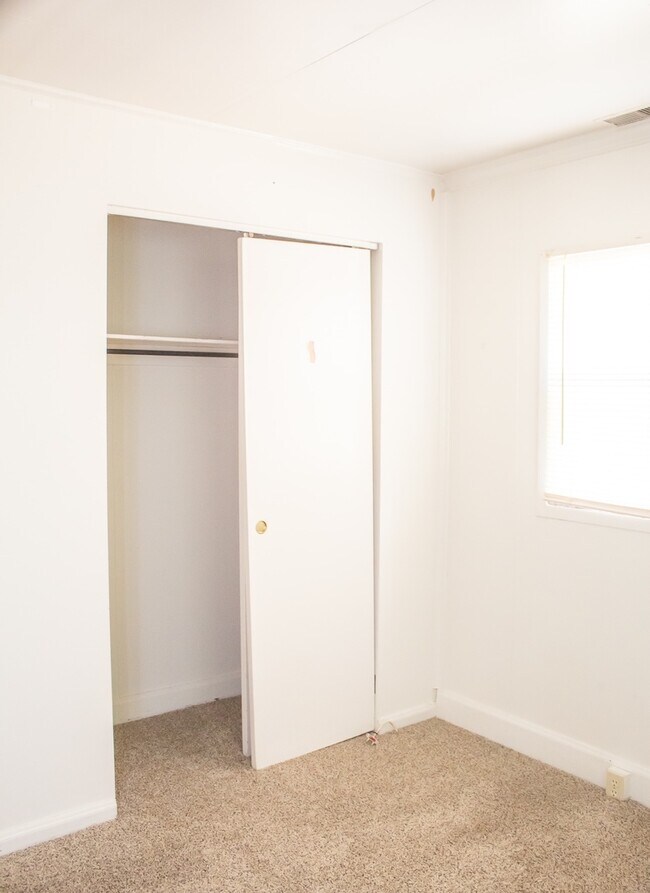 Building Photo - 3 bedroom home with detached garage!
