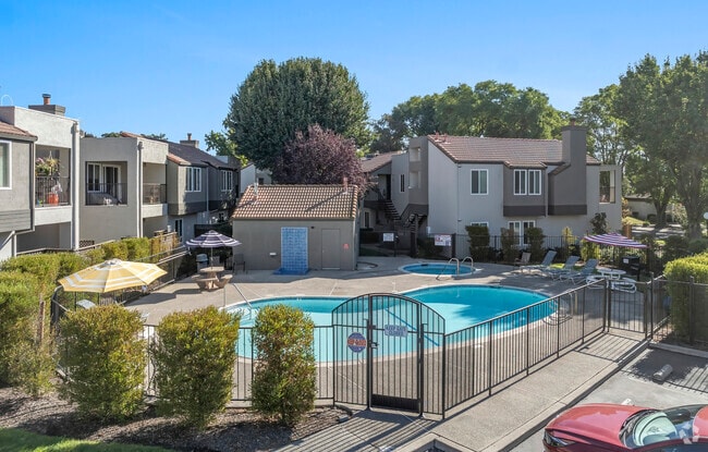 Vista aérea de la piscina - Clipper Cove Apartments