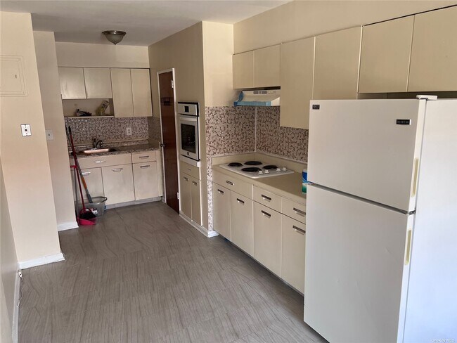 Foto del edificio - 77-11-30 30th Ave.