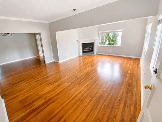 Foto del edificio - Spacious Kensington Home with Hardwood Floors and Fireplace
