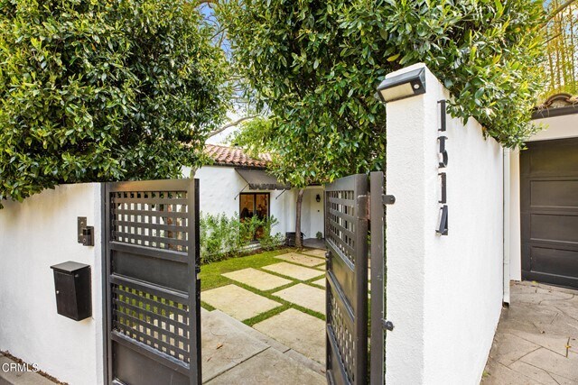 Building Photo - 1514 Sunset Plaza Dr