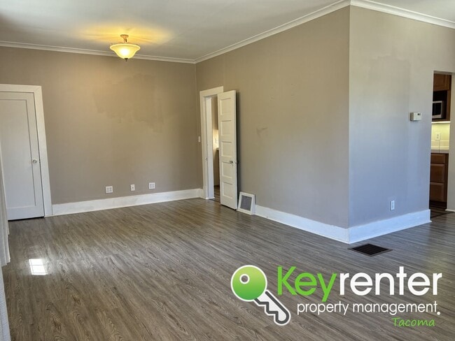 Building Photo - Magnificent 4 bedroom 1 bath North Tacoma ...