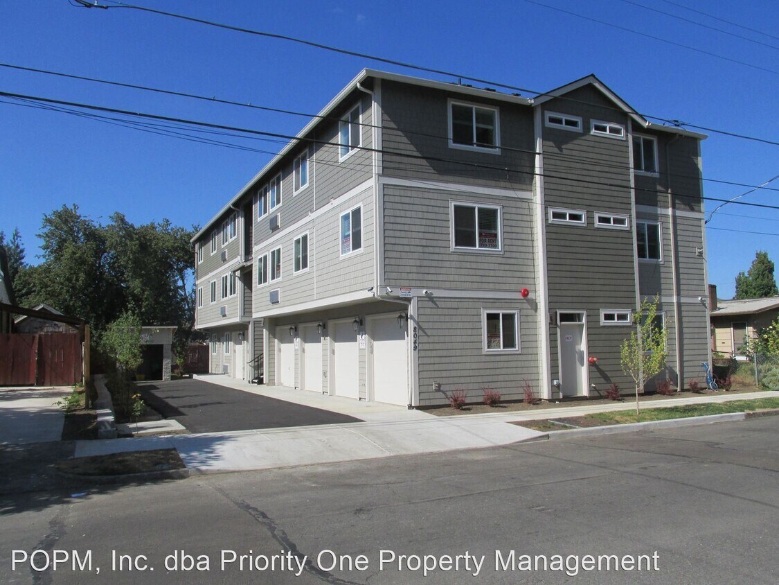 Primary Photo - 8049 SE Center St