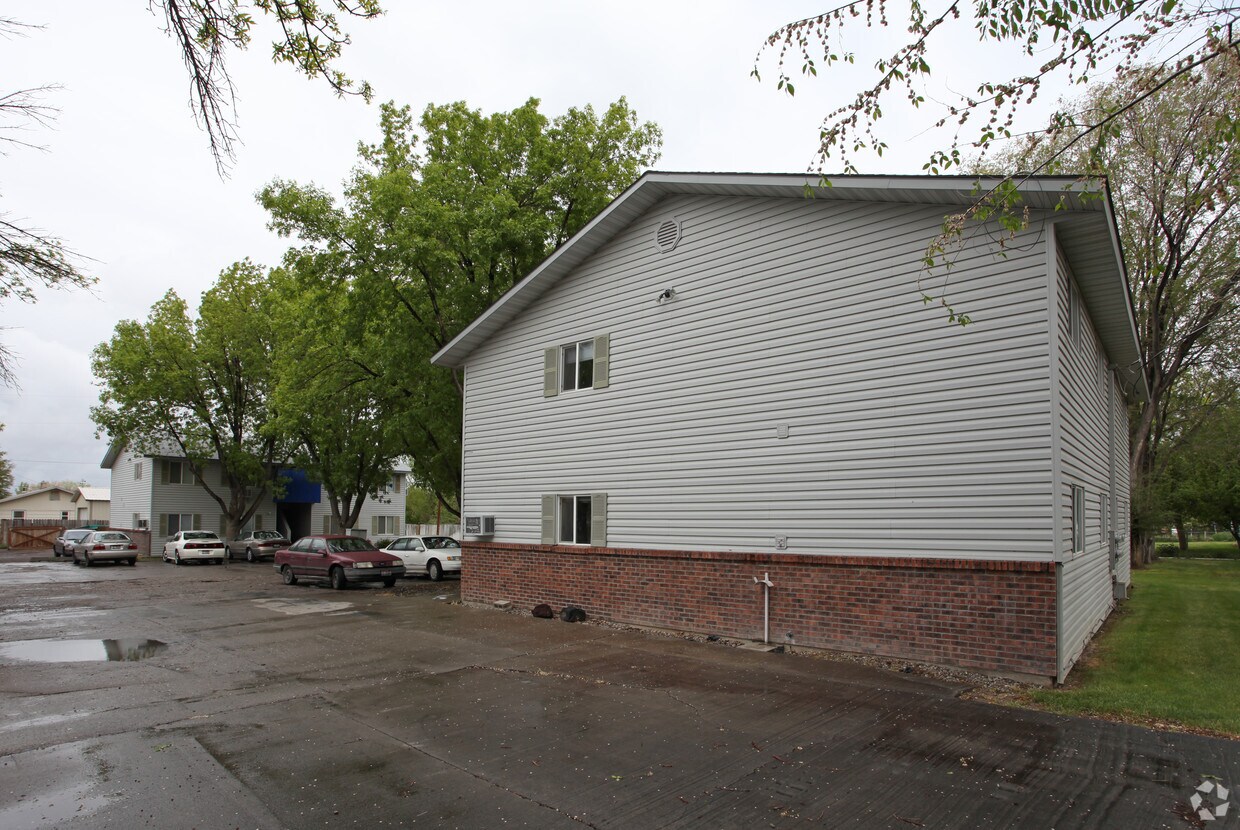 Primary Photo - Bel Isle Apartments