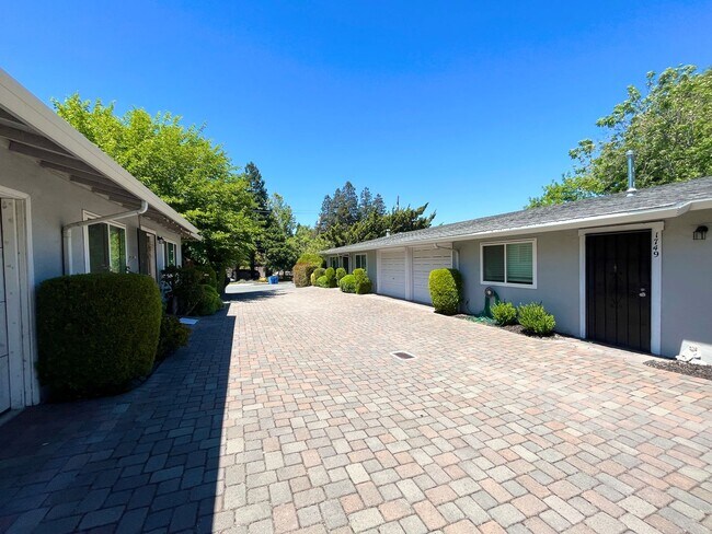 Building Photo - 1751 Parkside Dr