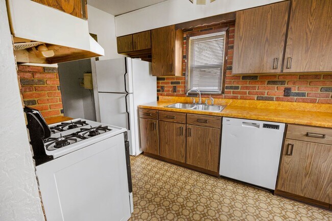 Foto del edificio - 1 Bedroom/ 1 Bath Home - Fenced in back yard and 1 Stall Garage