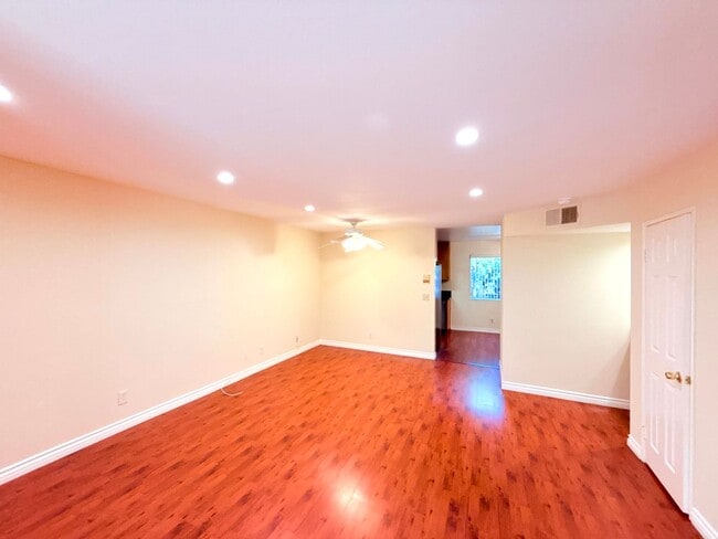 Foto del edificio - 12251 Moorpark St