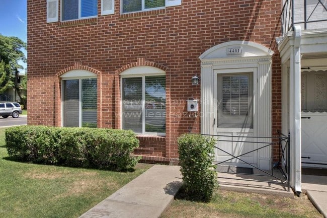 Building Photo - Beautiful  Arcadia Townhome wont last