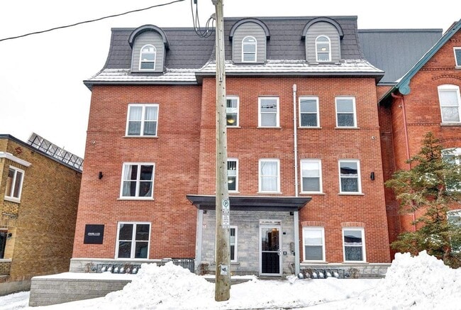 Building Photo - 84 Russell Ave