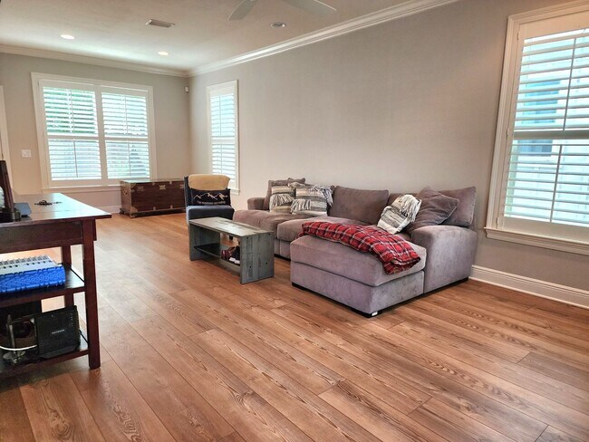 Foto del edificio - Stunning 2-story Home in the Coveted East ...