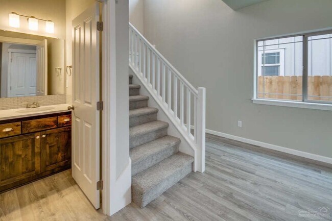 Building Photo - Spacious Home in Fieldstone Crossing, with...
