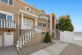 Building Photo - 6 Pell Pl