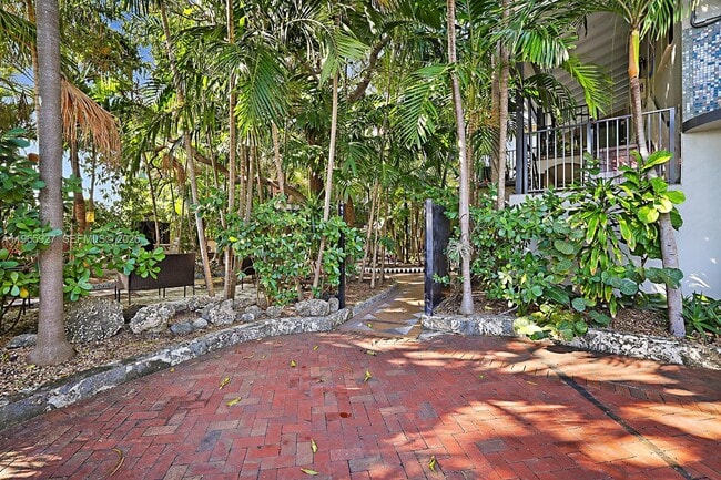 Foto del edificio - 8142 Byron Ave