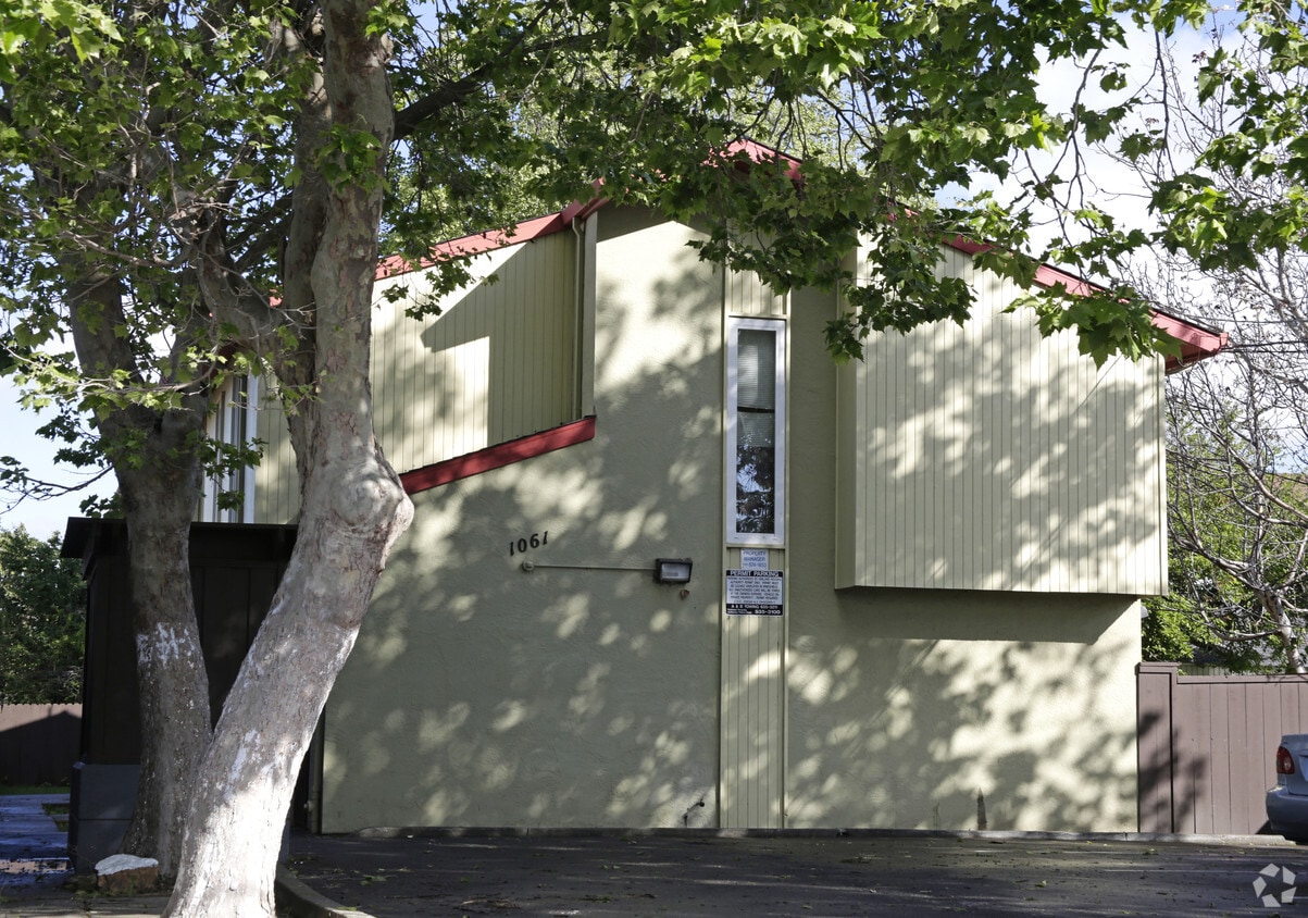 Primary Photo - 1061 Elmhurst Ave