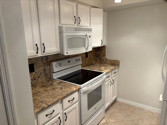 Building Photo - Beautiful 2 story townhouse in Cypress Club