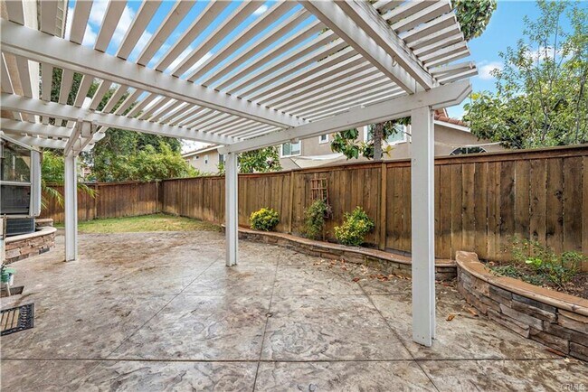 Building Photo - 28555 Las Arubas