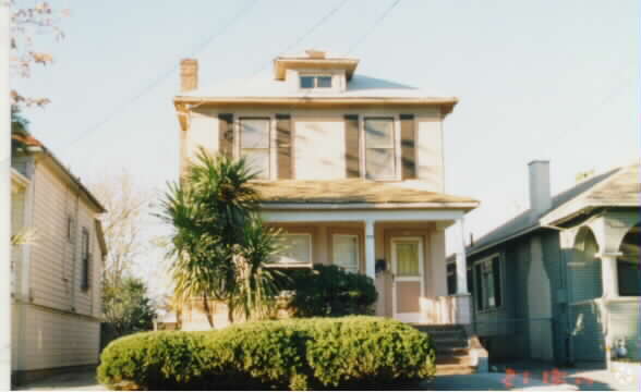 Building Photo - 327 E Saint John St
