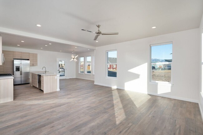 Building Photo - Gorgeous Townhome for Rent in the Lakes Neighborhood! Walking Distance to Parks and Lakes!