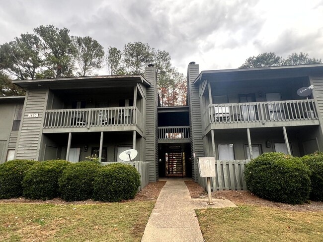 Building Photo - 1870 Tryon Dr