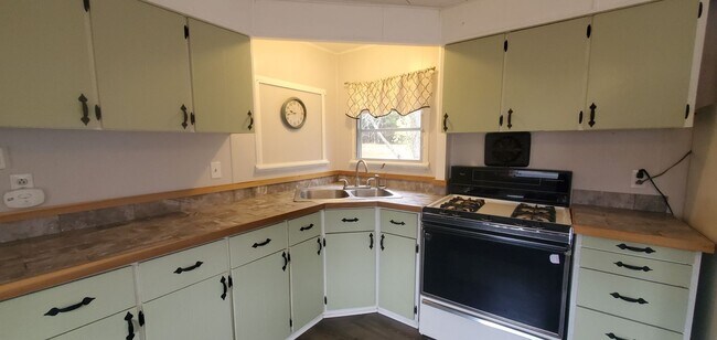 Foto del edificio - 1 Bedroom Mobile Home on 1 acre lot close to Tart Trail Leelanu Coutny