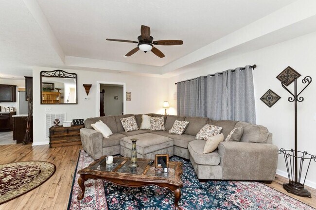 Foto del edificio - 1419 Leaf Ln